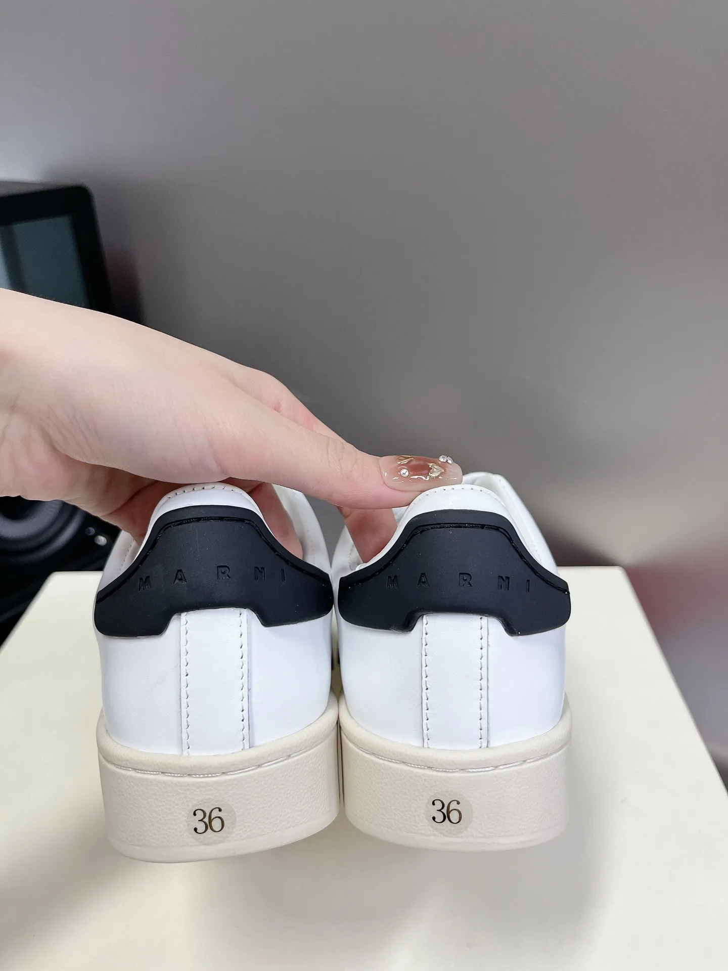 👟👟Ex-factory price 520👟👟 MARNI Mani DADA BUMPER series casual sports shoes shell toe biscuit shoes white shoes. The front and back of the shoes are equipped with rubber protective layers. On the one hand, it increases the wear resistance of the shoes. On the other hand, MARNI uses its good color combinations here. BUMPERs of different colors become the finishing touch of the white shoes, improving the fashion. The uppers are handmade from soft Italian calfskin, which has excellent breathability and elasticity. The special waffle sole (with a diamond pattern like a waffle) is more lightweight, non-slip and wear-resistant. Exquisite packaging at the delivery counter 🛍📦 ▪️Fabric: Original customized imported first-layer cowhide ▪️Inner lining: Original imported soft sheepskin ▪️Sole: Original molded TPU outsole ▪️Sole thickness: 3CM ▪️Size: 35-40